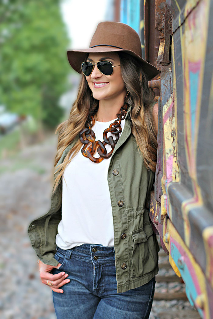 utility vest, ray ban, tortoise necklace, how to wear flare denim