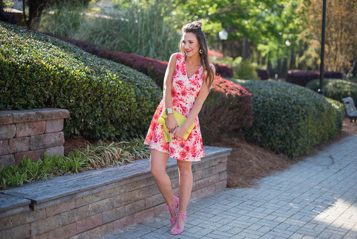 floral dress for summer paired with neon clutch and pink heels