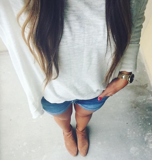 Ivory lightweight sweater with flat suede boots
